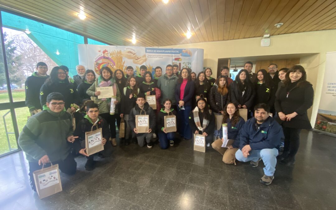 Alumnos del Liceo Agrícola de Negrete reciben semillas de cultivos patrimoniales del Banco Activo de INIA Quilamapu
