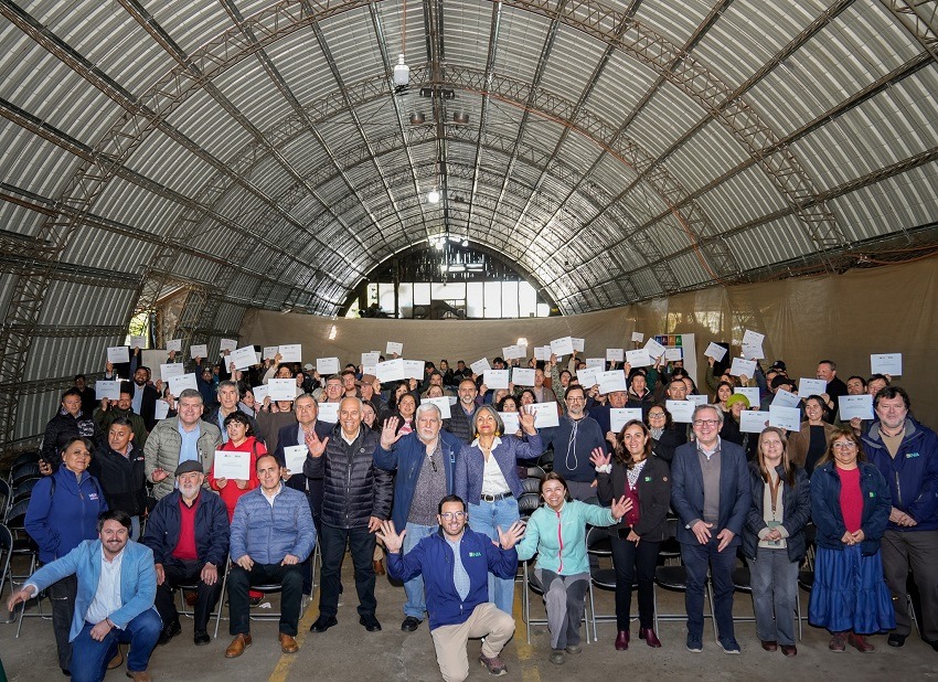 Proyecto de Fruticultura Sostenible entrega 100 becas para postítulo y 42 agricultores participarán en giras internacionales