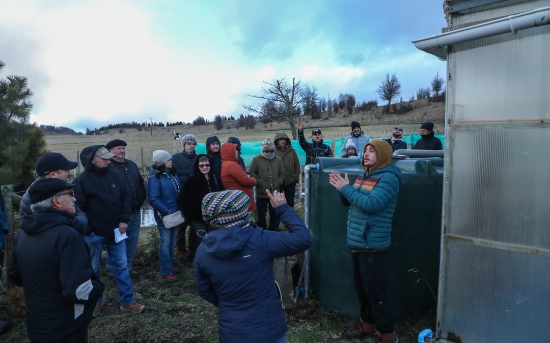 Programa Suelos Aysén capacita a productores en cosecha de aguas lluvias y control de cuncunilla negra para fortalecer la sustentabilidad predial
