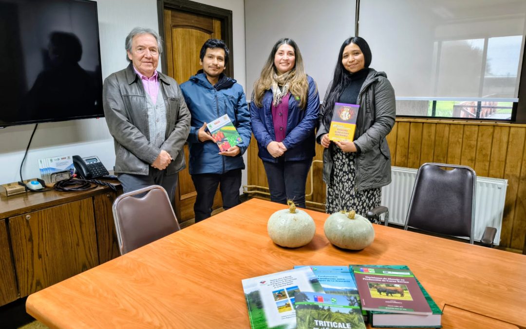 INIA entrega publicaciones técnicas a comunidad indígena de Nueva Imperial para fortalecer el aprendizaje agrícola