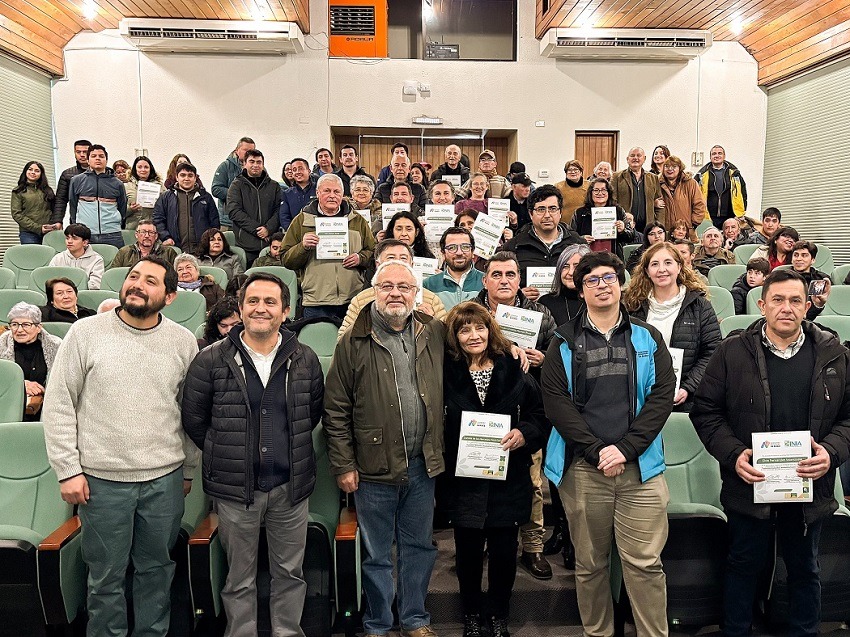 Directivos junto a productores favorecidos